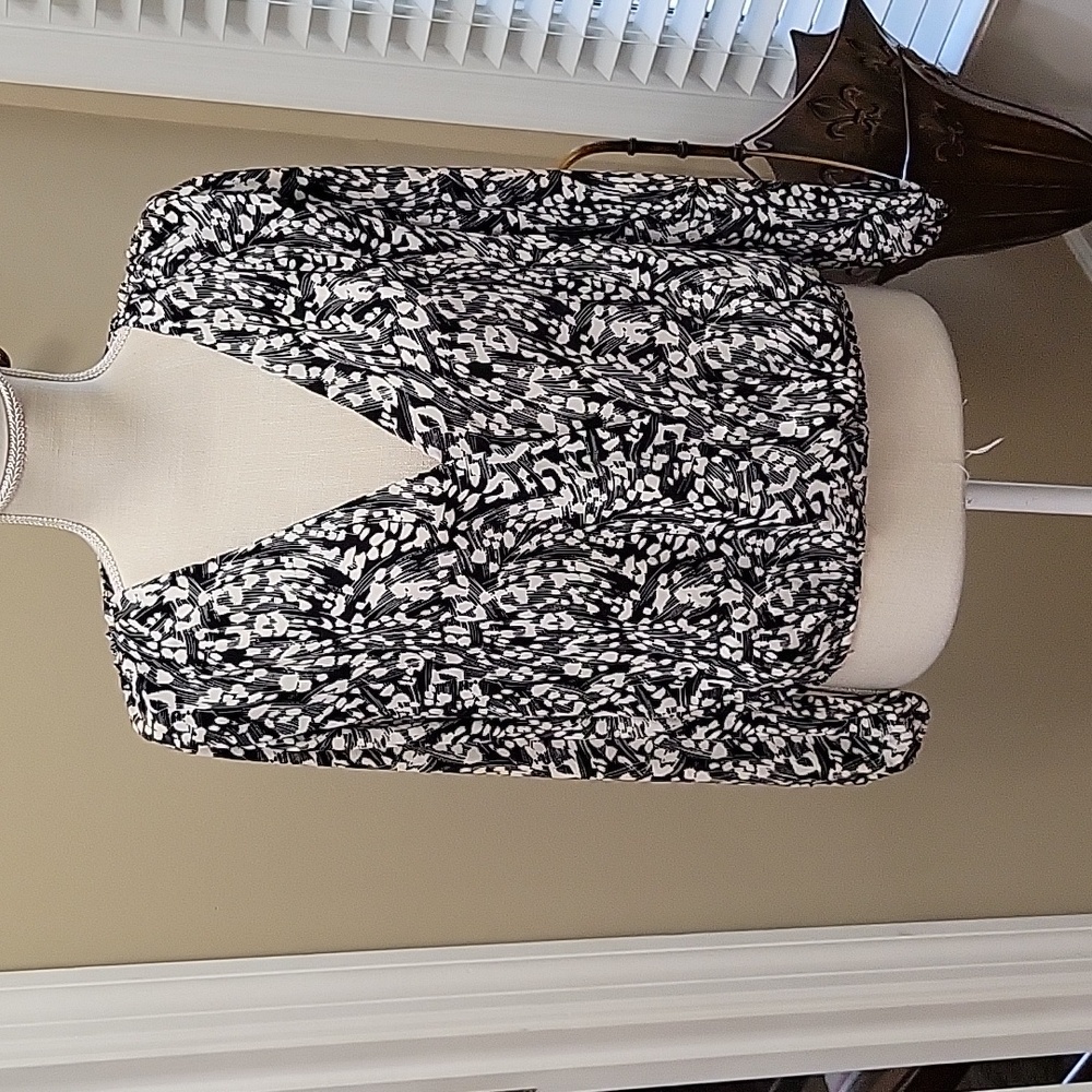 Veronica M black white top shirred padded shoulders faux wrap Vneck XS New…